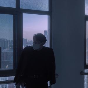 佳人轻抚桃花扇