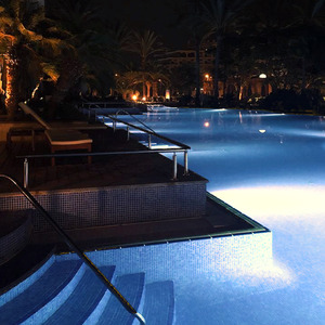 Ao Lado da Piscina
