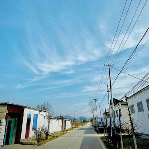 渐行渐远的你的背影被穿透了我的肩膀的雨水模糊