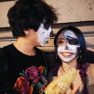 我们穿过世界相爱