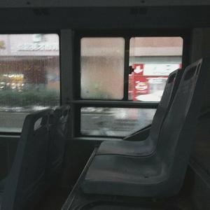 僵尸兴奋地打开了你的头盖骨