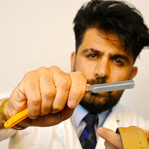 Tıraş makinesi sesi ve sohbet