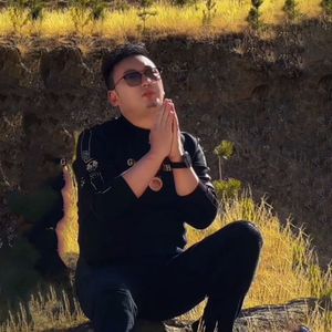 歌手洛桑来净土