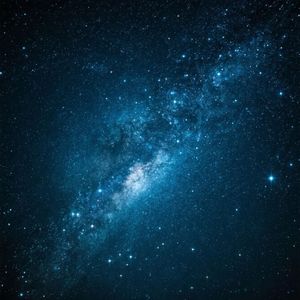 清风吹断采莲歌