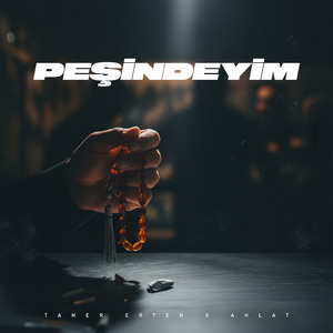 PEŞİNDEYİM