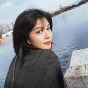 沿海小镇的玫瑰月