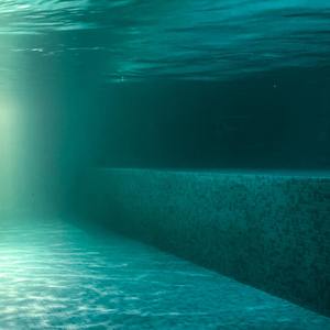 在无风的船帆之上