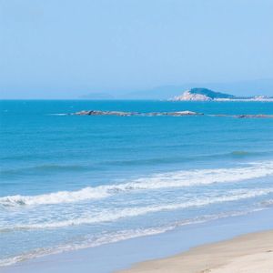 静谧海湾听潮声