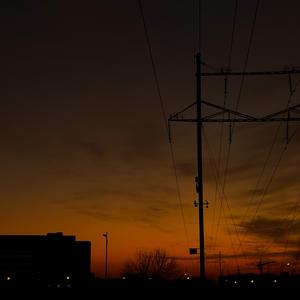 夕阳靠着山的肩膀和云说晚安