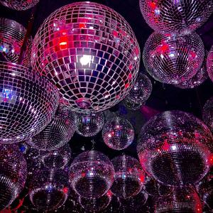 NiGHTCLUBZ & WHiTEDOVES