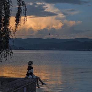 我在深夜摇晃着酒杯