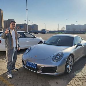 Kanye把丝袜套在吉他张的头上