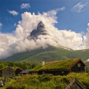 橘黄色的日落吞没在海平线