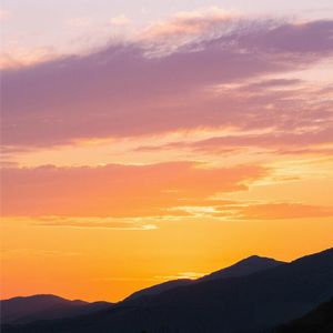 雾锁群山幽静