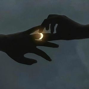 月亮是我抛的硬币，两面都是想你