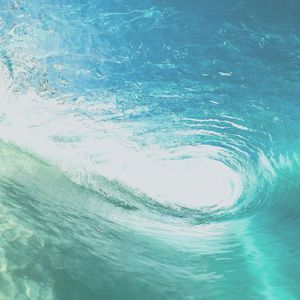 一尘不染平静的波浪印象数