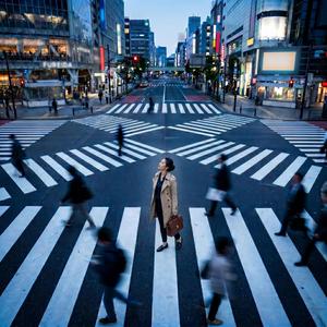 始発前の交差点