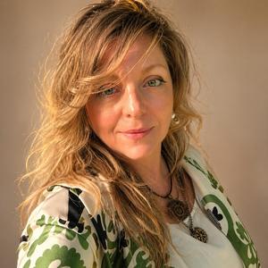 I AM A WOMAN Mantra-Kamerton