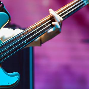 在我一个人寂寞的弹着bass的时候