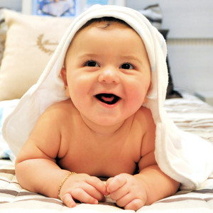 이부자리에서 데굴데굴 노는 갓난아기