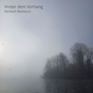 Hinter dem Vorhang