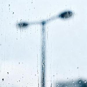 雨里泪痕