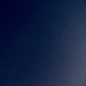 夜空に輝く星の光