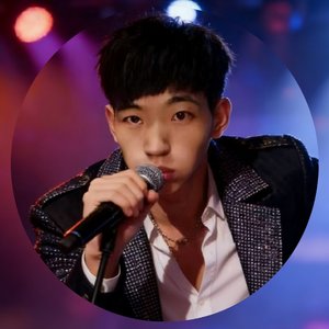 我看向彩虹，满眼他的笑容