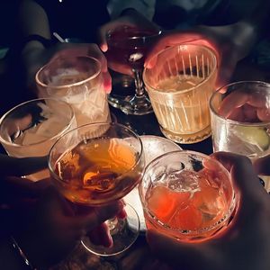 喝过酒的小妮子