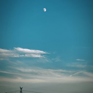 困在雨天的人 也会遇见喜欢的伞