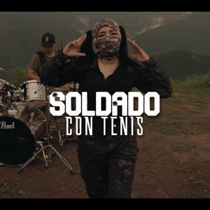 Soldado con tenis