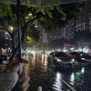 雨中的失落等待
