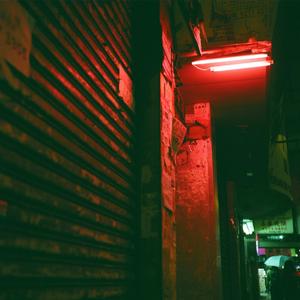 踊り狂うガール