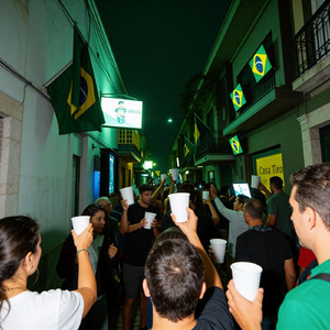 Copo na Mão, Camisa no Peito