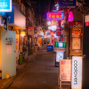 唯有远离日常的沉闷和不断变化的欲望