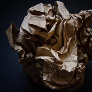 丢垃圾的小女孩