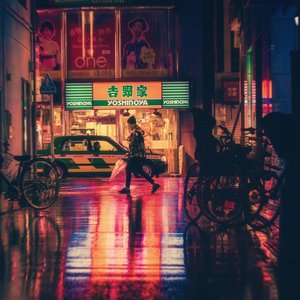 夜遅く