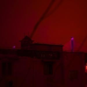 雨夜深处的爵士与时空折叠