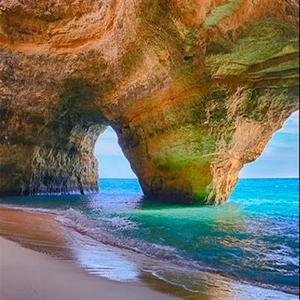 飞机划过蓝色天际线