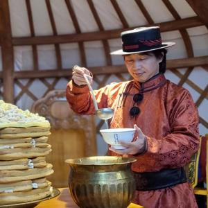 Huh torgon deel (Хөх торгон дээл)