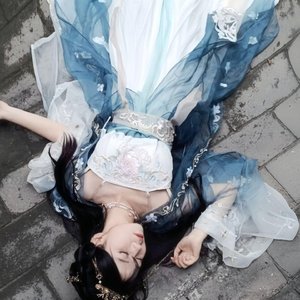 来不及爱你，春天已变成秋意