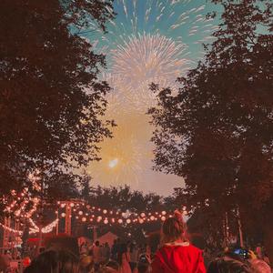 Az Élénk Meleg Fényben