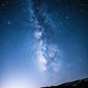夜雨轻敲檐前