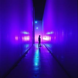 Bajo la luz violeta