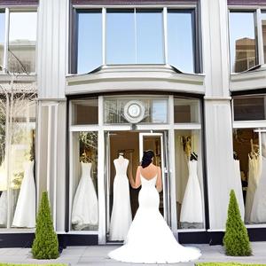 婚纱店里谁在等待