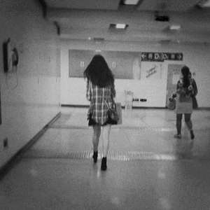 我想抱着吉他坐在你身旁