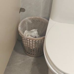 我问你为什么要在厕所抽烟把垃圾桶点了尼耳朵龙妈