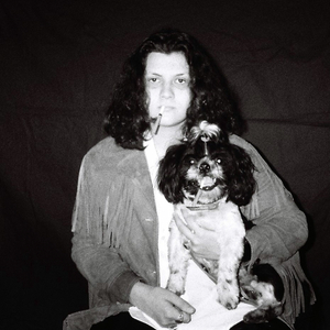 у меня на руках собаки курят сигареты