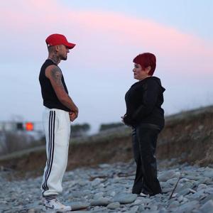 Duvarlarda Konuşmuyor (feat. Gülnaz)