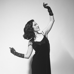 Как стебли тонкие запястья...